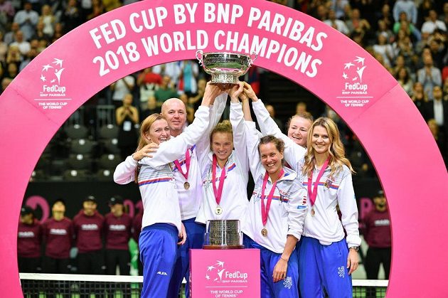 Český tým (zleva) Petra Kvitová, kapitán Petr Pála, Kateřina Siniaková, Barbora Strýcová, Barbora Krejčíková a Lucie Šafářová slaví další triumf ve Fed Cupu.