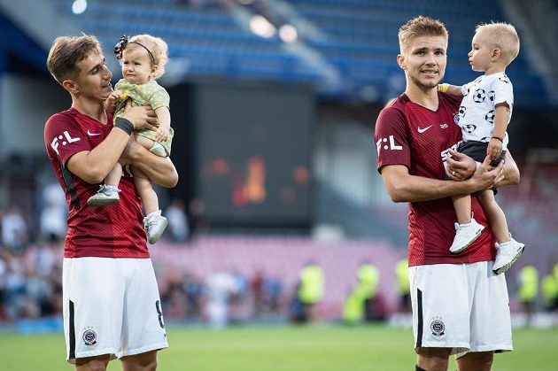 Fotbalisté Sparty Praha Martin Frýdek se synem (vlevo) a Bogdan Vatajelu s dcerou po utkání 3. kola se Slováckem.