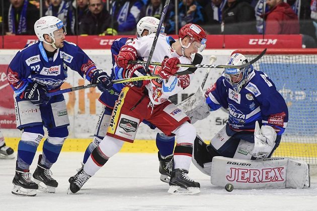 Zleva Jan Štencel a Michal Gulaši z Brna, hradecký Maris Bičevskis a brankář Brna Marek Čiliak v akci během čtvrtfinále play off.