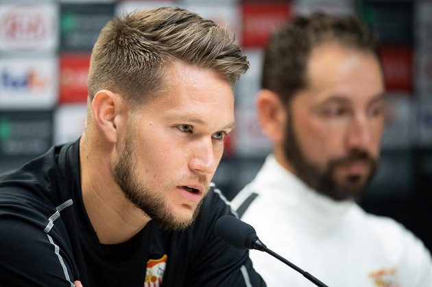 Brankář fotbalistů Sevilly Tomáš Vaclík zatím stále neví, zda bude moci nastoupit do čtvrteční odvety osmifinále Evropské ligy na hřišti pražské Slavie.