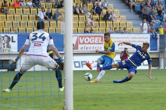 Jihlavský brankář Matěj Rakovan se chystá zasáhnout proti ráně teplického Martina Filla, zabránit mu v zakončení chce jihlavský Martin Nový.