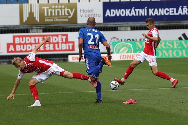 From left, Michal Beran from Pardubice lost his football when he clashed with Michal Vepřek from Olomouc and Tomáš Solil from Pardubice. 