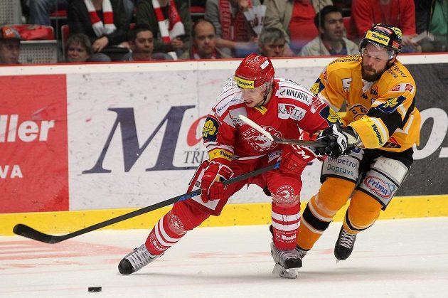 Třinecký obránce David Nosek (vlevo) a útočník Litvínova Michal Trávniček v sedmém finále.