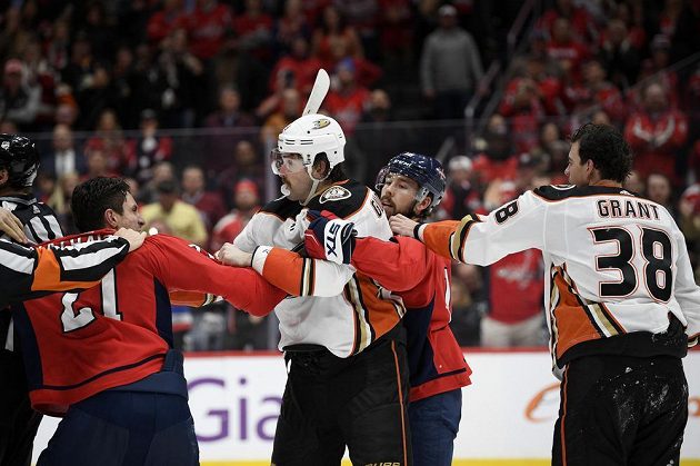 Garnet Hathaway (21) z Washingtonu při bitce. V akci s ním jsou Derek Grant (38) a Erik Gudbranson (druhý zleva) z Anaheimu i jeho spoluhráč Chandler Stephenson.