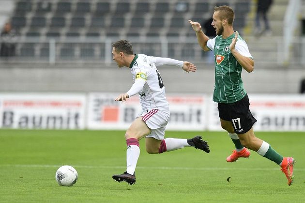 Zleva Callum McGregor ze Celticu a Miloš Kratochvíl z Jablonce v utkání 3. předkola fotbalové Evropské ligy