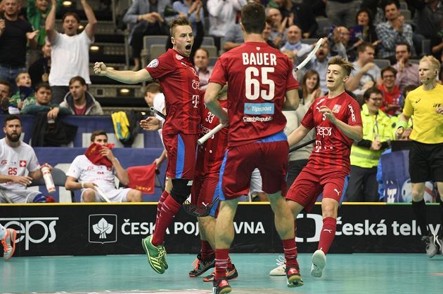 Český reprezentant Adam Delong (vlevo) se raduje z gólu se spoluhráči Jiřím Bauerem a Danielem Šebkem.