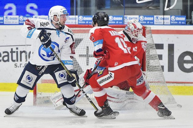 Zleva Miroslav Preisinger z Plzně a olomoučtí hráči Lukáš Nahodil a brankář Branislav Konrád v akci během druhého čtvrtfinále play off.
