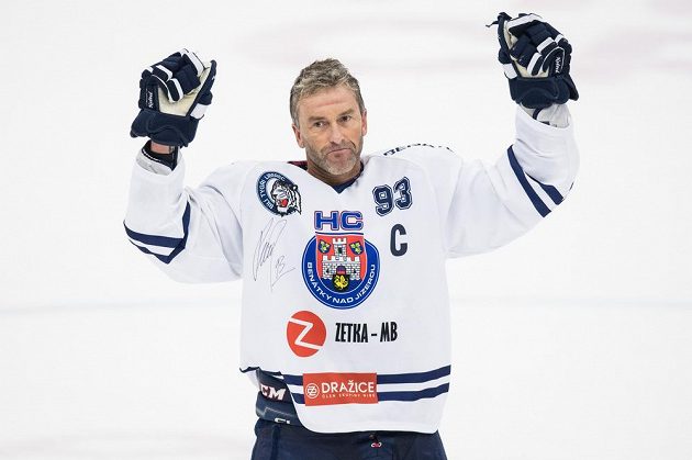 Je konec, definitivní konec! Petr Nedvěd po utkání WSM ligy proti Kladnu, které bylo pro 46letého útočníka současně rozlučkou s hokejovou kariérou.