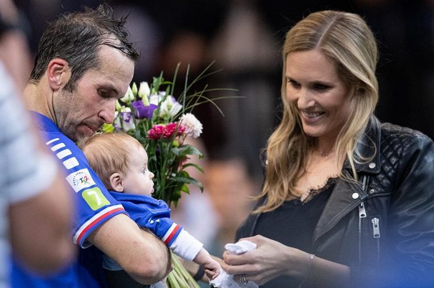 Radek Štěpánek s dcerou Stellou a manželkou Nicole Vaidišovou během rozloučení s tenisovou kariérou v Praze.