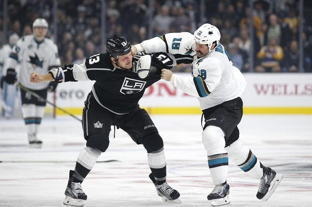 Takhle se do sebe pustili Kyle Clifford (vlevo) z Los Angeles a Mike Brown ze San Jose.