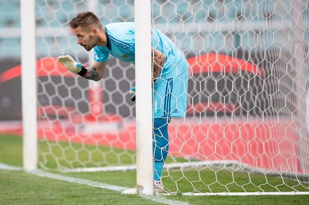Brankář Dukly Praha Filip Rada během utkání s Bohemians hraném v rámci nadstavby ve skupině o záchranu.