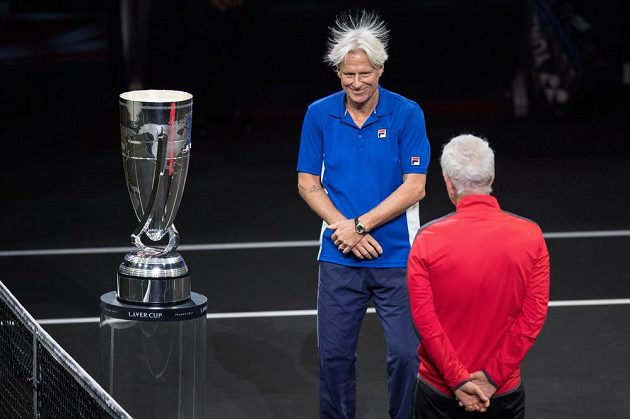 Kapitánovi týmu Evropa Björnu Borgovi stály během slavnostního zahájení Laver Cup vlasy. Zády stojí kapitán výběru Světa John McEnroe.