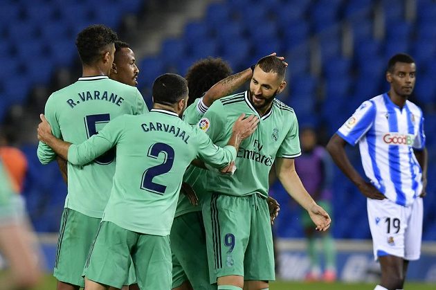 Kanonýr Realu Madrid Karim Benzema slaví se spoluhráči vstřelený gól v utkání se San Sebastianem. Soupeř se zlobil, že při gólové akci údajně zahrál rukou a branka neměla platit.