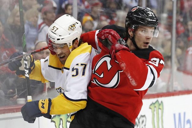 Útočník New Jersey Devils Pavel Zacha (37) v souboji s obráncem Nashvillu Predators Dantem Fabbrem (57).