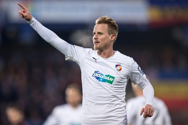 Plzeňský obránce David Limberský během utkání na Spartě. Tady je jeho oslavné gesto ještě slušné...