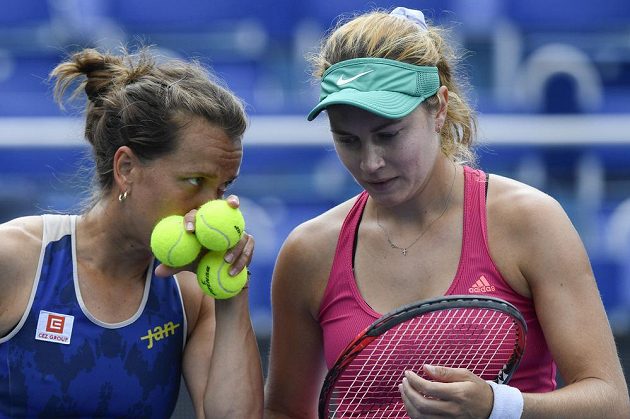 Barbora Strýcová a Stefanie Vögeleová ze Švýcarska v utkání čtyřhry na Tipsport Elite Trophy.