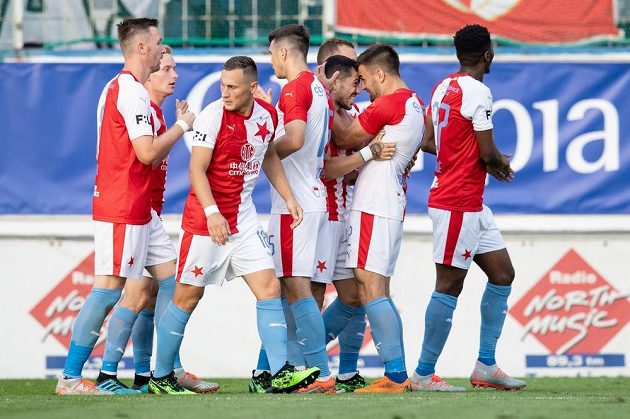Nicolae Stanciu (třetí zprava) ze Slavie oslavuje se spoluhráči gól na 4:1 proti Teplicím.
