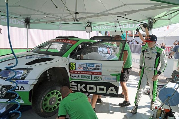 Mechanici týmu Škoda Motorsport při údržbě soutěžní Fabie R5, kterou v Argentině při pátém díle MS pilotoval Kalle Rovanperä.