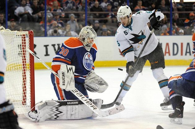 Gólman Edmontonu Ben Scrivens zastvauje jednu z 59 střel v utkání se San Jose.