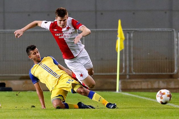 Fotbalista Slavie Praha Eduard Sobol byl faulovaný během utkání Evropské ligy na hřišti Maccabi Tel Aviv.