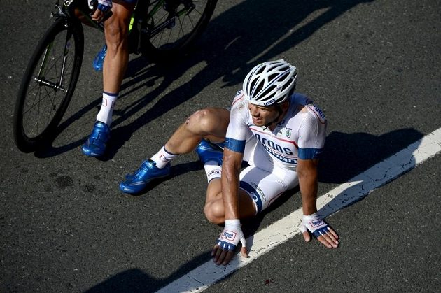 Nizozemský cyklista Tom Veelers se zvedá ze země poté, co jej ve spurtu do cíle 10. etapy srazil Brit Mark Cavendish.