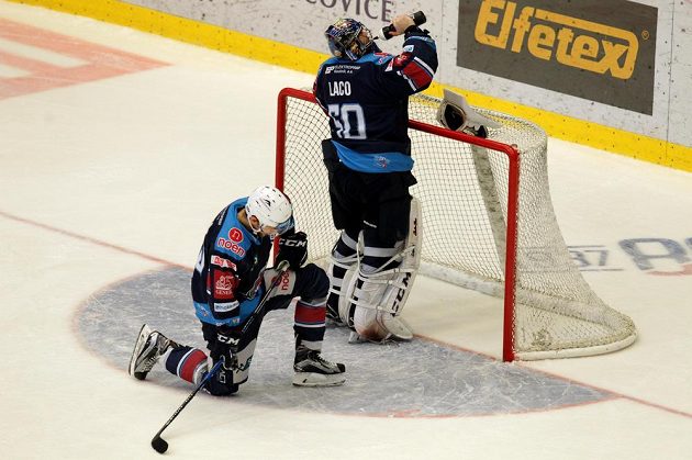 Zklamaní hráči Chomutova (zleva) Jan Rutta a brankář Ján Laco po prohraném utkání čtvrtfinále play off hokejové extraligy v Třinci.