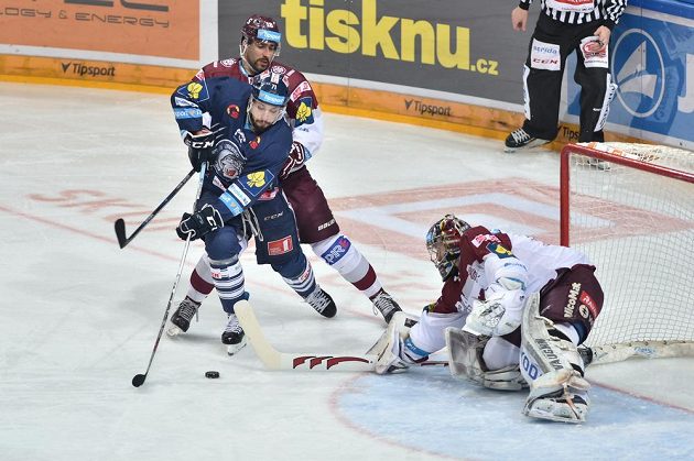 Liberecký útočník Jakub Valský před brankářem Sparty Tomášem Pöpperlem, vzadu sparťan Andrej Kudrna.