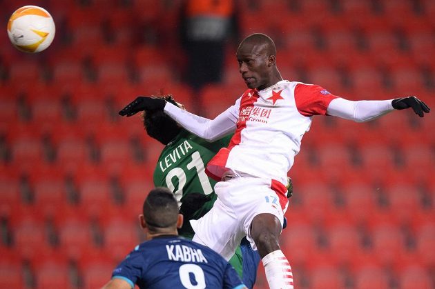 Abdallah Sima ze Slavie a jeho gólová hlavička na 1:0 proti Hapoelu Beer Ševa.