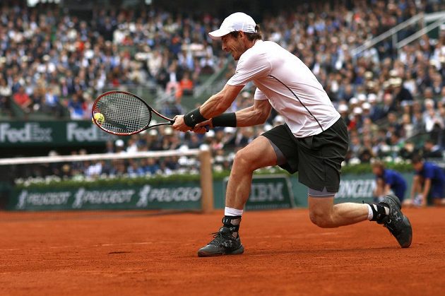 Bekhendový úder Andyho Murrayho ve finále French Open proti Novaku Djokovičovi.
