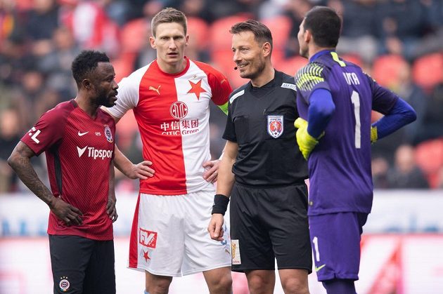 Rozhodčí Karel Hrubeš diskutuje s hráči (zleva): Guelor Kanga, Milan Škoda a Florin Nita během derby.