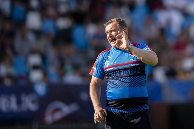 Trenér Pavel Vrba při úvodní přípravě českého národního výběru v dějišti evropského šampionátu.