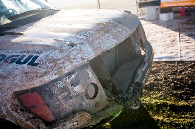Poničený předek vozu Borise Vaculíka po nehodě na Rallye Dakar.