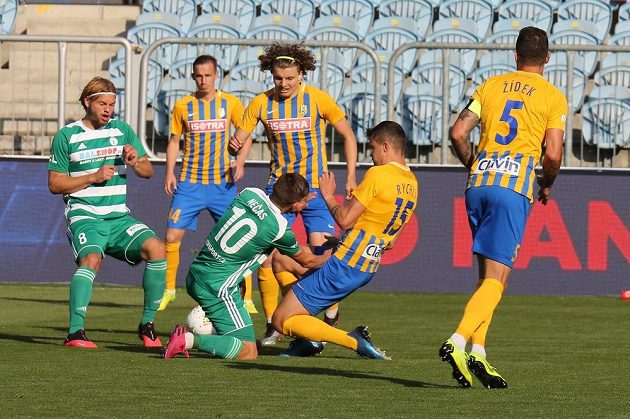 Zleva Matěj Pulkrab z Bohemians, Jan Schaffartzik z Opavy, Jakub Nečas z Bohemians a Filip Souček, Adam Rychlý a Jan Žídek z Opavy.