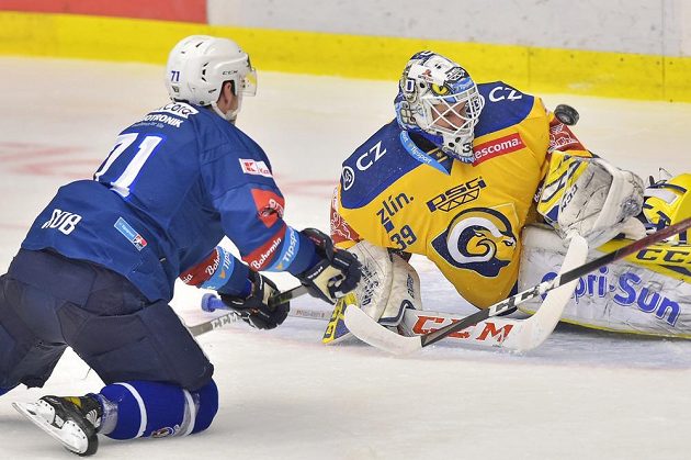 Zlínského brankáře Libora Kašíka prověřil utkání 24. kola hokejové Tipsport extraligy plzeňský útočník Luboš Rob.