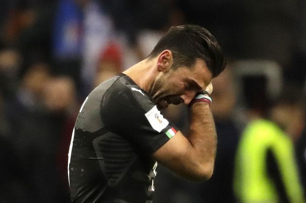 Italská fotbalová legenda mezi tyčemi Gianluigi Buffon vyřazení v baráži oplakala a vzápětí ukončila reprezentační kariéru.