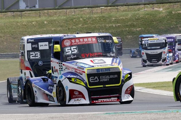 Adam Lacko (číslo 55) na trati Hungaroringu.