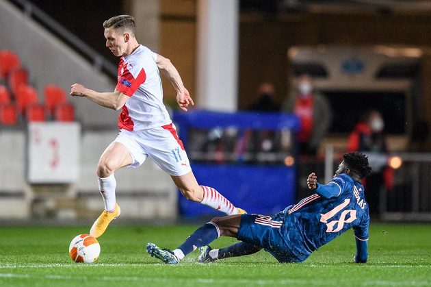 Lukáš Provod ze Slavie Praha a Thomas Partey z Arsenalu během odvety čtvrtfinále Evropské ligy v Praze.