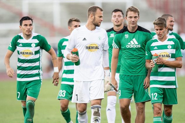Fotbalisté Bohemians Roman Valeš, Lukáš Juliš a Filip Hašek po utkání 3. kola Fortuna ligy, které hosté vyhráli nad domácí Duklou 1:0