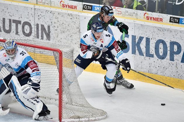 Brankář Roman Will a Ladislav Šmíd z Liberce a Pavol Skalický (vpravo) z Mladé Boleslavi v utkání 32. kola extraligy..