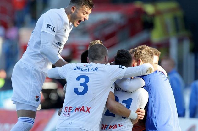 Patrizio Stronati z Baníku Ostrava (vlevo ve výskoku) se raduje se spoluhráči z druhé branky na 2:1.