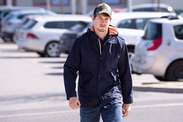 Český reprezentant Tomáš Dvořák přichází na sraz hokejového národního týmu před přípravnými zápasy s Německem.