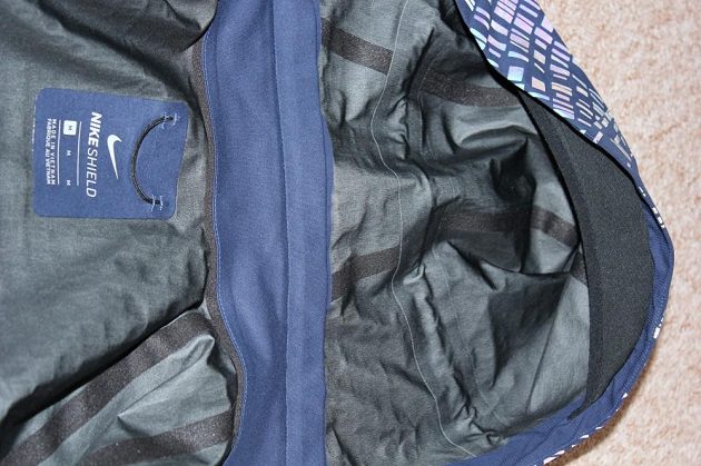 Běžecká bunda Nike HyperShield Flash: Kapuce má kvalitně podlepené švy a příjemný čelní pásek.