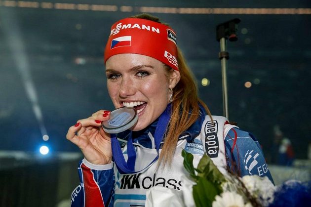 Gabriela Soukalová s medailí za druhé místo v exhibici v německém Gelsenkirchenu.