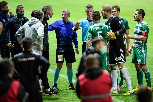 Emoce po vstřeleném gólu Sparty v malém pražském derby. Hlavní rozhodčí Zbyněk Proske a čtvrtá rozhodčí Jana Adámková mezi hráči a trenéry Bohemians.
