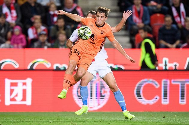 Pavel Bucha z Mladé Boleslavi v souboji s Vladimírem Coufalem ze Slavie Praha.