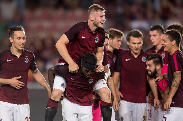 Jakub Brabec (nahoře) a Costa oslavují. Sparta jde přes Sönderjyske v Evroské lize dál.