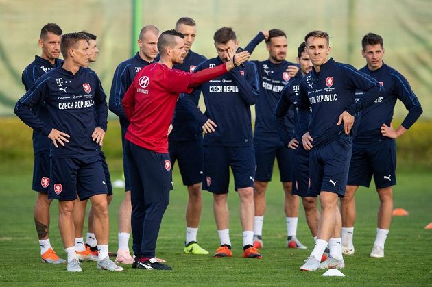 Český fotbalista Bořek Dočkal (vlevo), kondiční trenér Pavel Čvančara a Josef Šural během tréninku reprezentace.