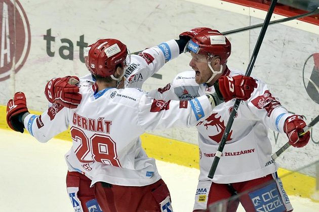 Třinečtí hokejisté se radují z prvního gólu. Zleva Martin Gernát a autor branky Martin Adamský.