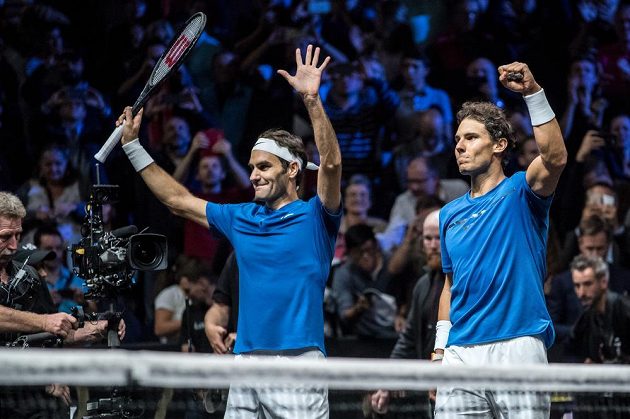 Rafael Nadal (vpravo) a Roger Federer po čtyřhře se Samem Querreym a Jackem Sockem.