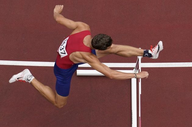 Vít Müller zdolává překážku v rozběhu na 400 m překážek na olympijském stadionu v Tokiu.